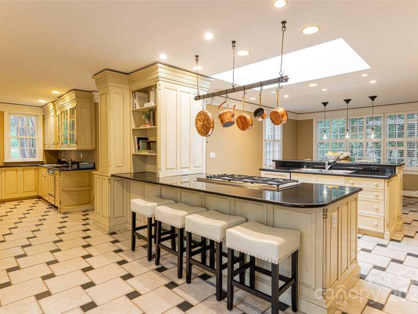 31 Busbee Road, Asheville, NC 28803.  MLS# CAR4240113, YatesRealty ID 16700. 