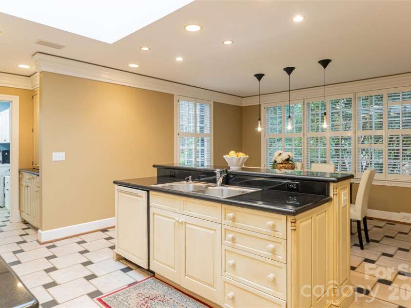 31 Busbee Road, Asheville, NC 28803.  MLS# CAR4240113, YatesRealty ID 16700. 