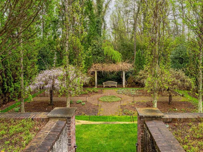 31 Busbee Road, Asheville, NC 28803.  MLS# CAR4240113, YatesRealty ID 16700. 