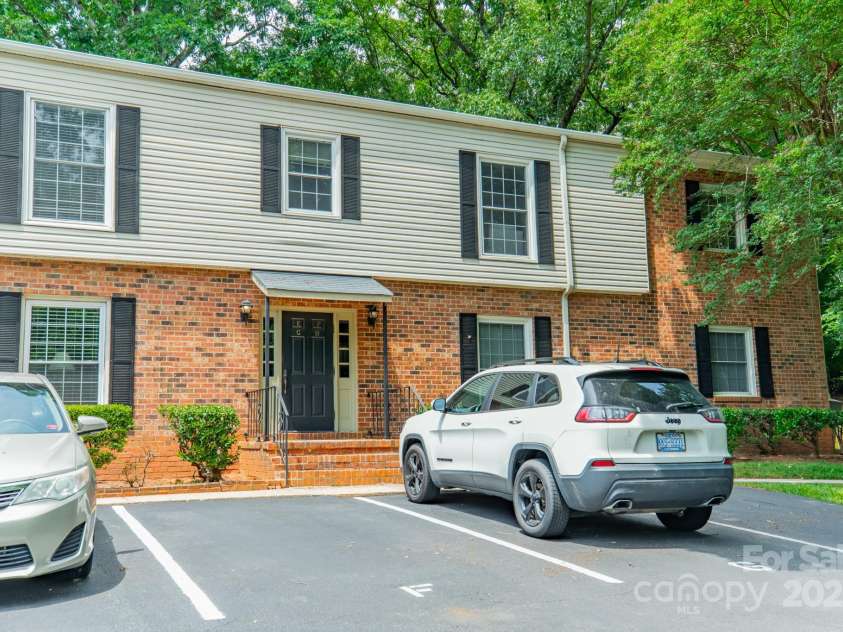 5927 Quail Hollow Road, Charlotte, NC 28210.  MLS# CAR4260854, YatesRealty ID 16703. 