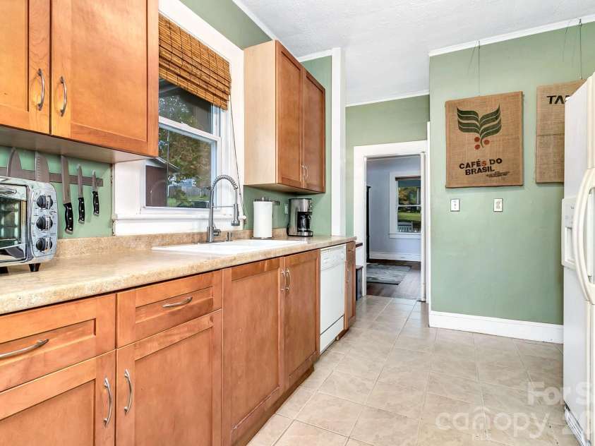 5 Main Street, Asheville, NC 28803.  MLS# CAR4373261, YatesRealty ID 16704. 