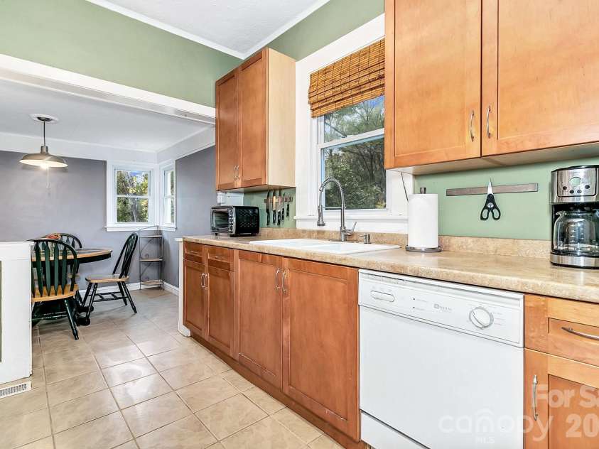 5 Main Street, Asheville, NC 28803.  MLS# CAR4373261, YatesRealty ID 16704. 