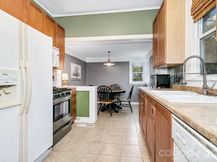 5 Main Street, Asheville, NC 28803.  MLS# CAR4373261, YatesRealty ID 16704. 