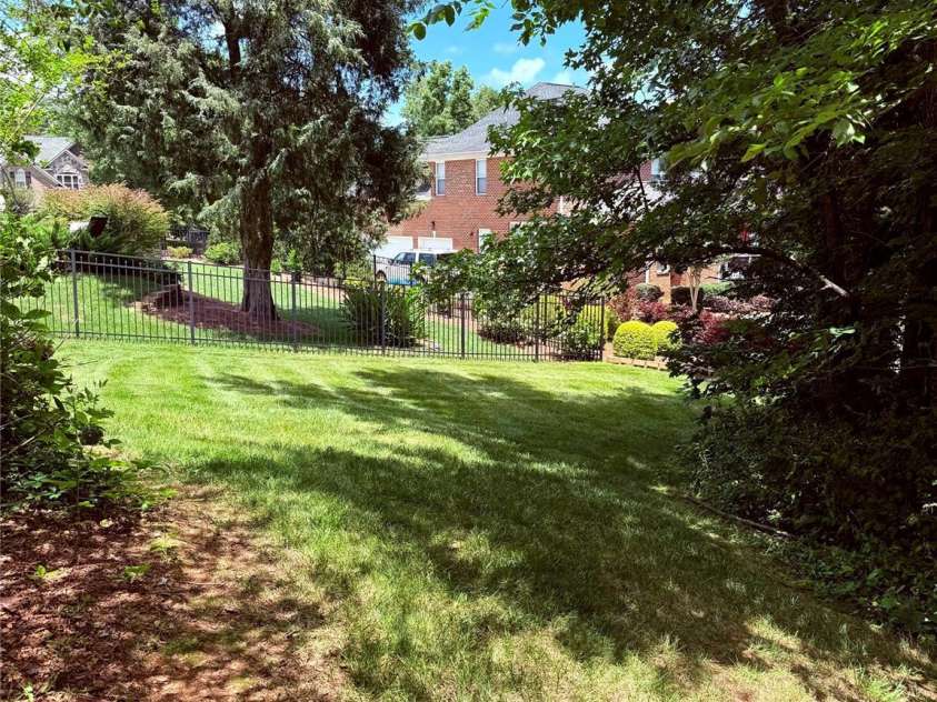 10317 Clubhouse View Lane, Mint Hill, NC 28227.  MLS# CAR4313270, YatesRealty ID 16705. Big side yard.