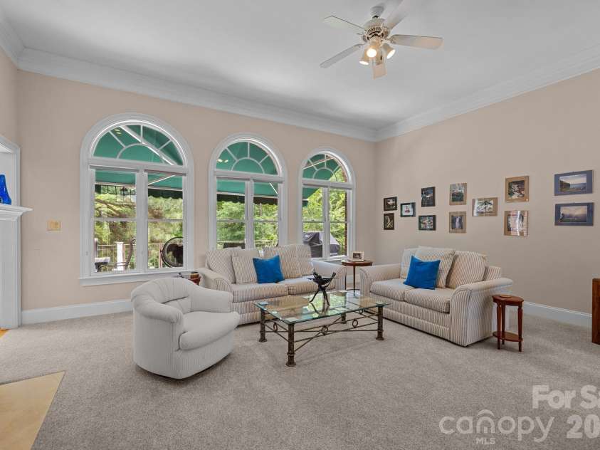 10317 Clubhouse View Lane, Mint Hill, NC 28227.  MLS# CAR4313270, YatesRealty ID 16705. Light-filled family room.