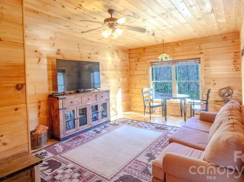 187 Gardeners Cove, Whittier, NC 28789.  MLS# CAR4355079, YatesRealty ID 16705. Family Room