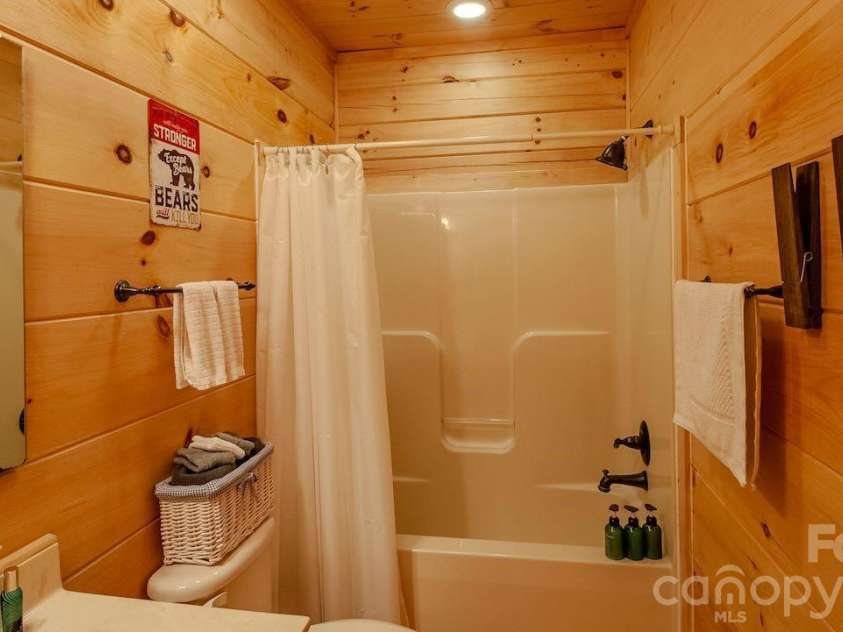 187 Gardeners Cove, Whittier, NC 28789.  MLS# CAR4355079, YatesRealty ID 16705. Full bath between bedrooms