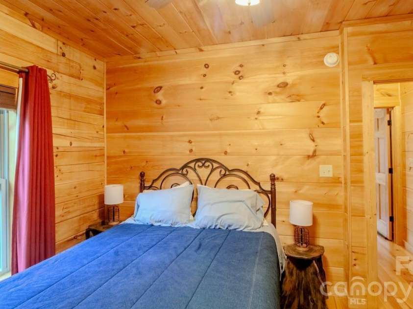 187 Gardeners Cove, Whittier, NC 28789.  MLS# CAR4355079, YatesRealty ID 16705. Middle Bedroom