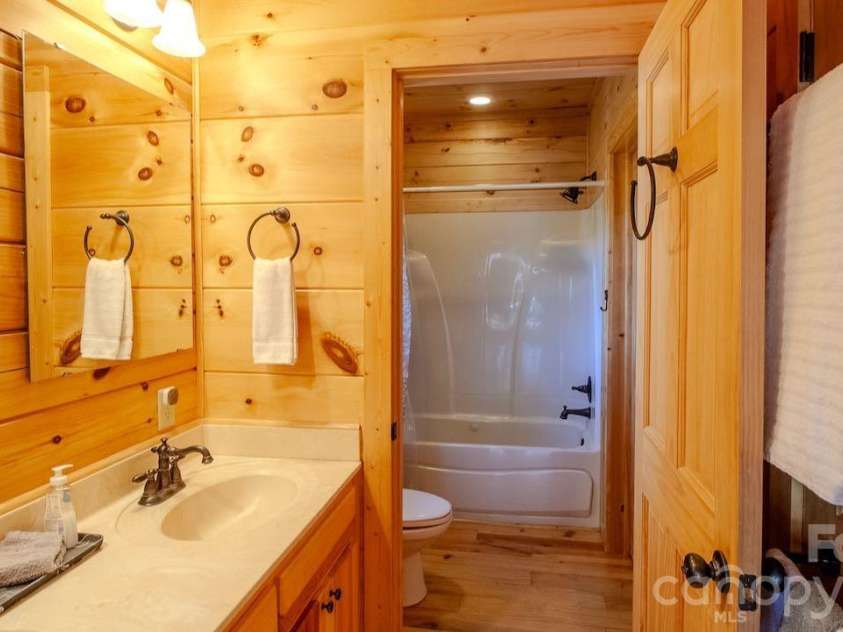 187 Gardeners Cove, Whittier, NC 28789.  MLS# CAR4355079, YatesRealty ID 16705. Primary ensuite