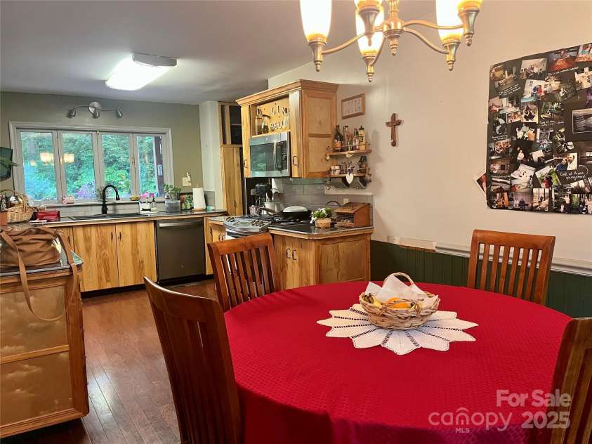 1496 Givens Street, Hickory, NC 28602.  MLS# CAR4226765, YatesRealty ID 16707. Eat-in Kitchen