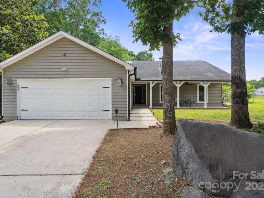 3807 Sweetgrass Lane, Charlotte, NC 28226.  MLS# CAR4261145, YatesRealty ID 16708. 