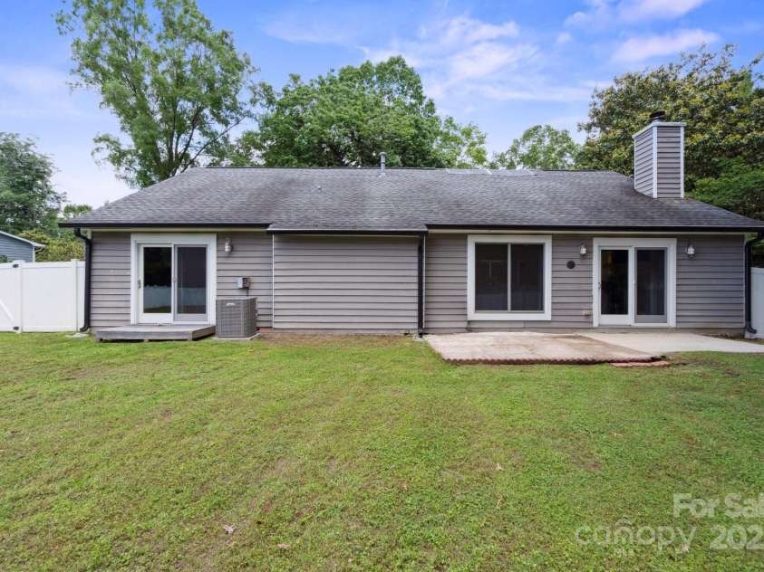 3807 Sweetgrass Lane, Charlotte, NC 28226.  MLS# CAR4261145, YatesRealty ID 16708. 