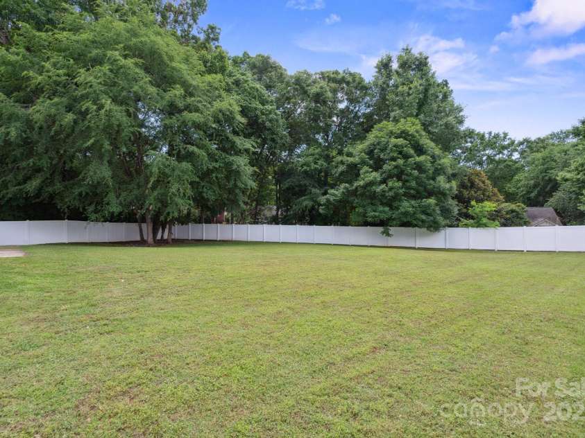 3807 Sweetgrass Lane, Charlotte, NC 28226.  MLS# CAR4261145, YatesRealty ID 16708. 