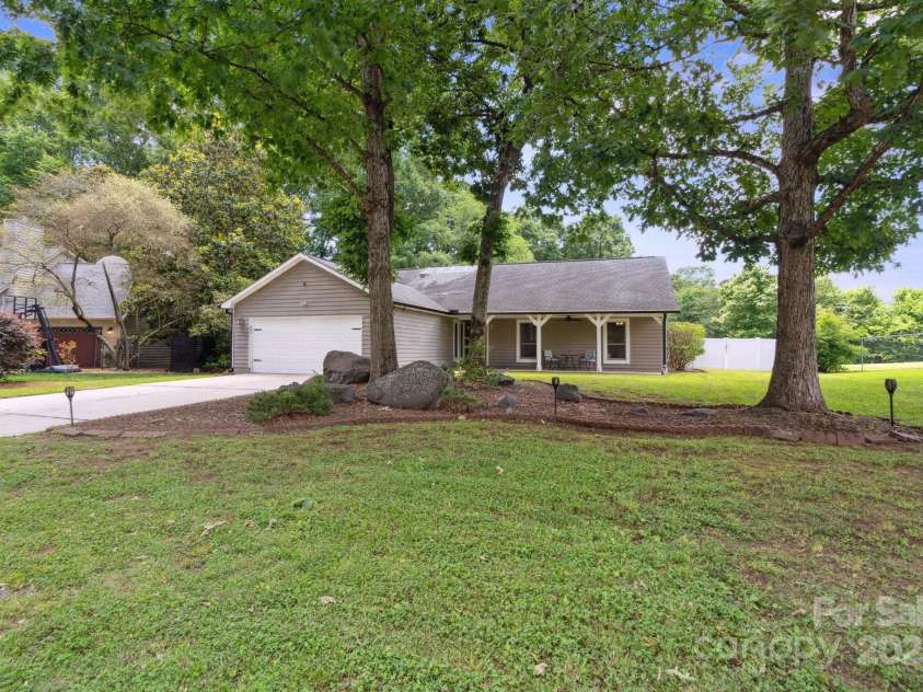 3807 Sweetgrass Lane, Charlotte, NC 28226.  MLS# CAR4261145, YatesRealty ID 16708. 