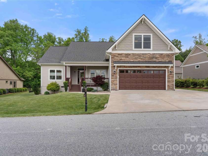 806 Blacksmith Run Drive, Hendersonville, NC 28792.  MLS# CAR4360662, YatesRealty ID 16708. 