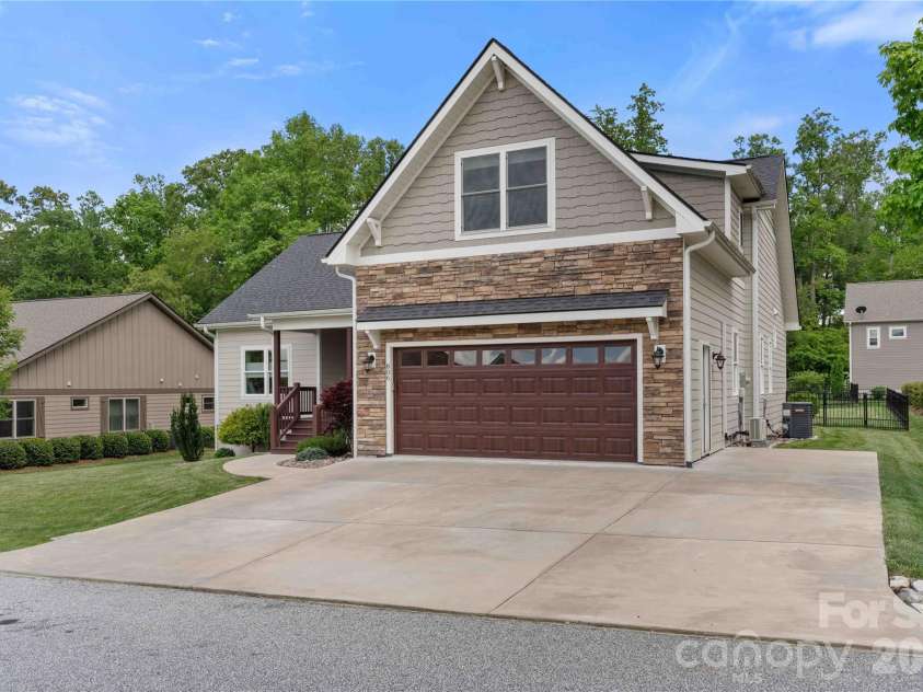 806 Blacksmith Run Drive, Hendersonville, NC 28792.  MLS# CAR4360662, YatesRealty ID 16708. 