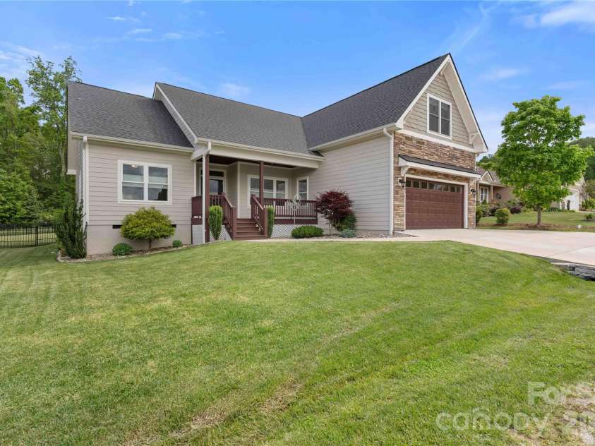 806 Blacksmith Run Drive, Hendersonville, NC 28792.  MLS# CAR4360662, YatesRealty ID 16708. 