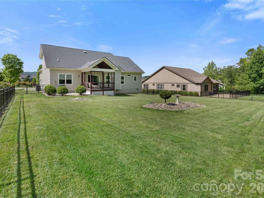 806 Blacksmith Run Drive, Hendersonville, NC 28792.  MLS# CAR4360662, YatesRealty ID 16708. 