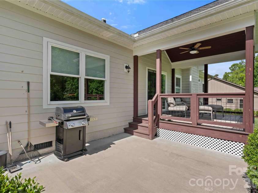 806 Blacksmith Run Drive, Hendersonville, NC 28792.  MLS# CAR4360662, YatesRealty ID 16708. 