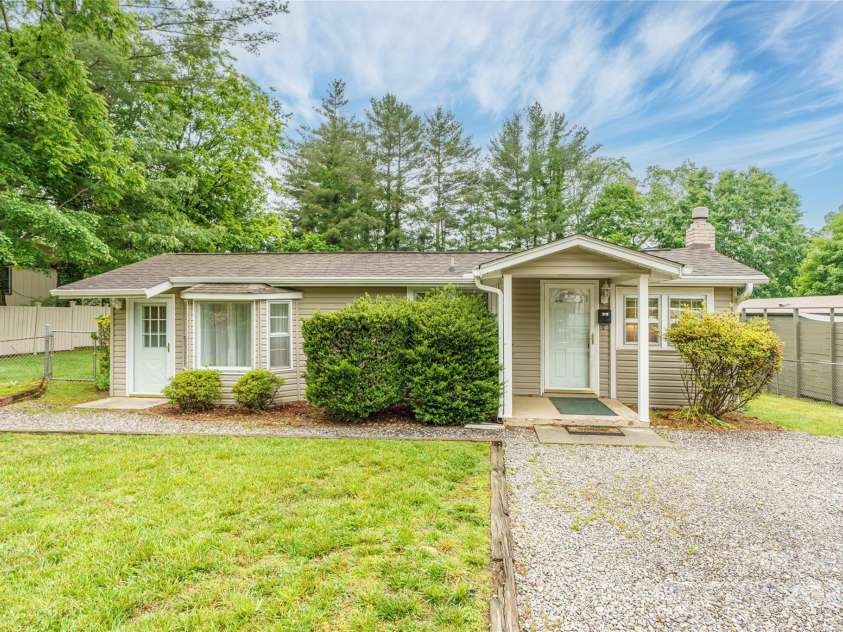 136 Ridgeway Avenue, Black Mountain, NC 28711.  MLS# CAR4259845, YatesRealty ID 16709. 