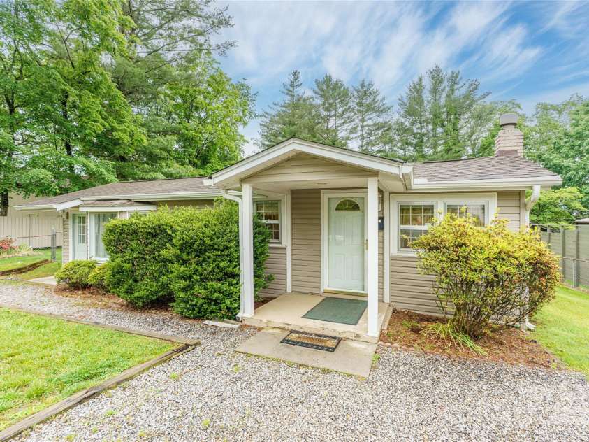 136 Ridgeway Avenue, Black Mountain, NC 28711.  MLS# CAR4259845, YatesRealty ID 16709. 