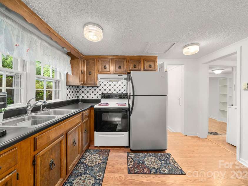 136 Ridgeway Avenue, Black Mountain, NC 28711.  MLS# CAR4259845, YatesRealty ID 16709. 