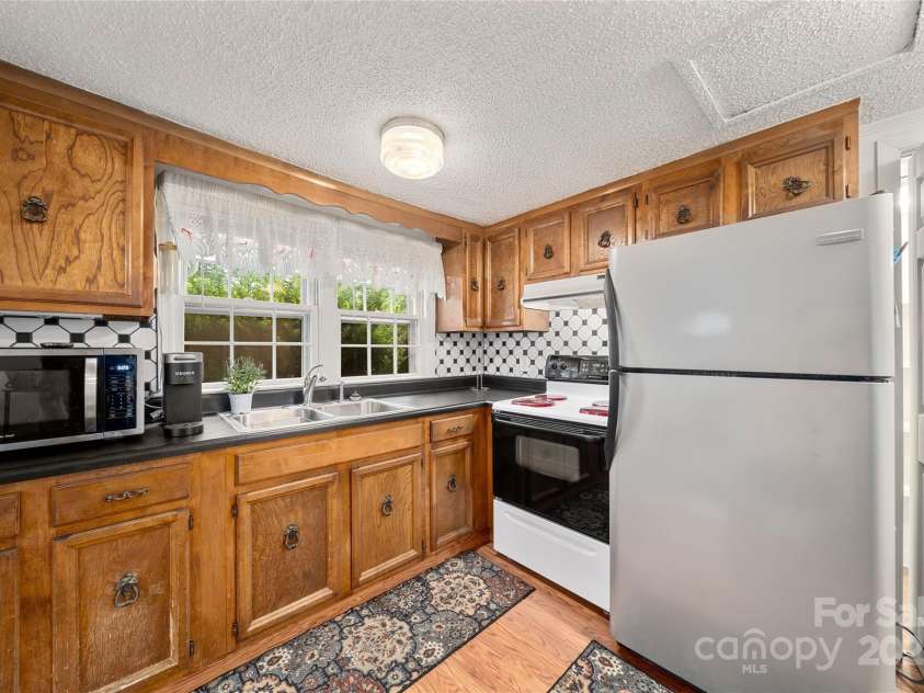 136 Ridgeway Avenue, Black Mountain, NC 28711.  MLS# CAR4259845, YatesRealty ID 16709. 