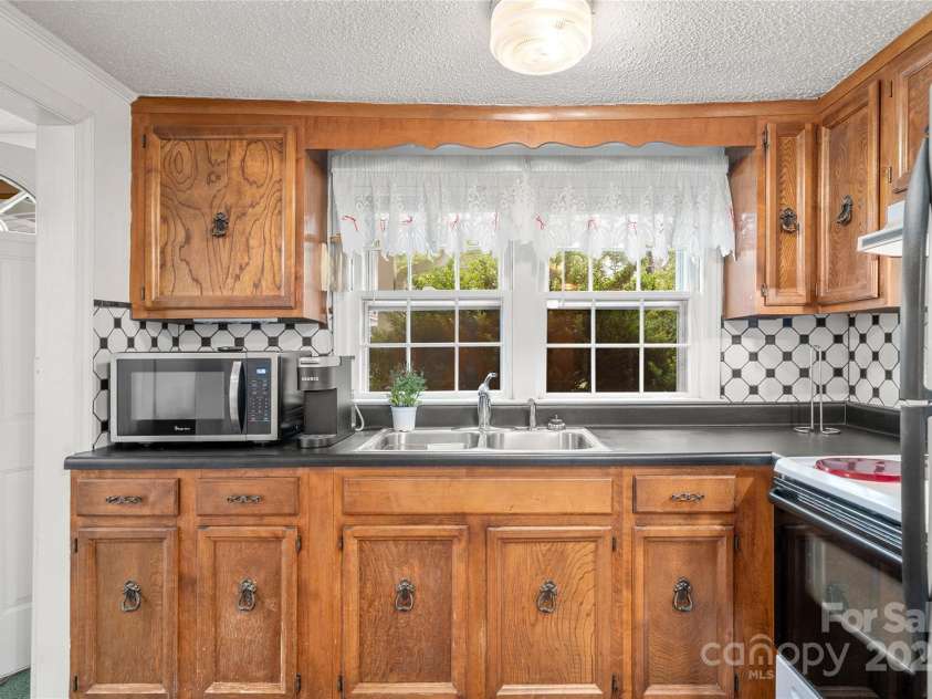 136 Ridgeway Avenue, Black Mountain, NC 28711.  MLS# CAR4259845, YatesRealty ID 16709. 