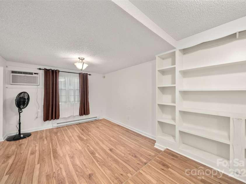 136 Ridgeway Avenue, Black Mountain, NC 28711.  MLS# CAR4259845, YatesRealty ID 16709. 