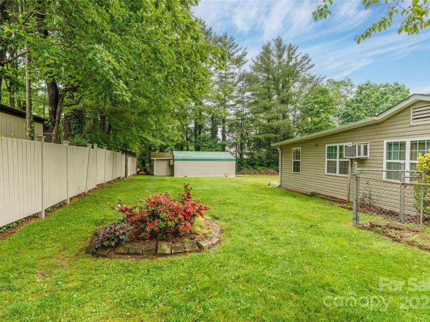 136 Ridgeway Avenue, Black Mountain, NC 28711.  MLS# CAR4259845, YatesRealty ID 16709. 