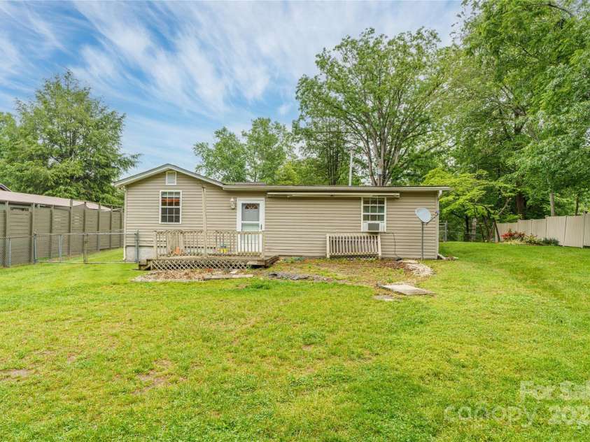 136 Ridgeway Avenue, Black Mountain, NC 28711.  MLS# CAR4259845, YatesRealty ID 16709. 