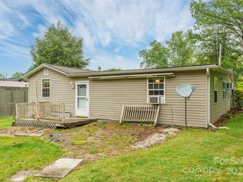 136 Ridgeway Avenue, Black Mountain, NC 28711.  MLS# CAR4259845, YatesRealty ID 16709. 