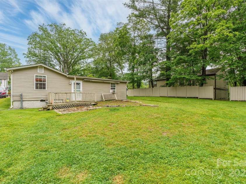 136 Ridgeway Avenue, Black Mountain, NC 28711.  MLS# CAR4259845, YatesRealty ID 16709. 