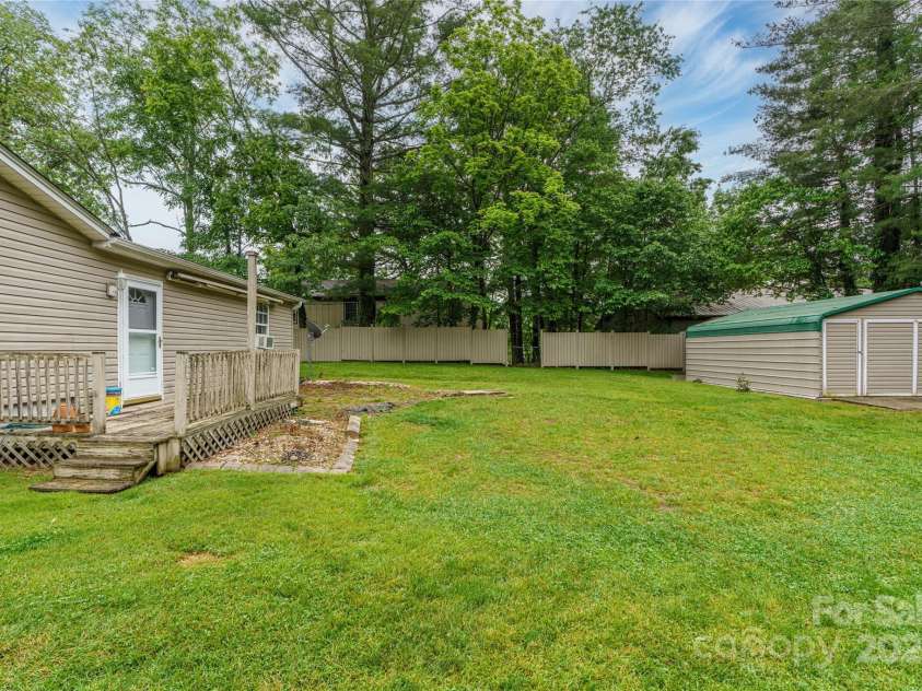 136 Ridgeway Avenue, Black Mountain, NC 28711.  MLS# CAR4259845, YatesRealty ID 16709. 