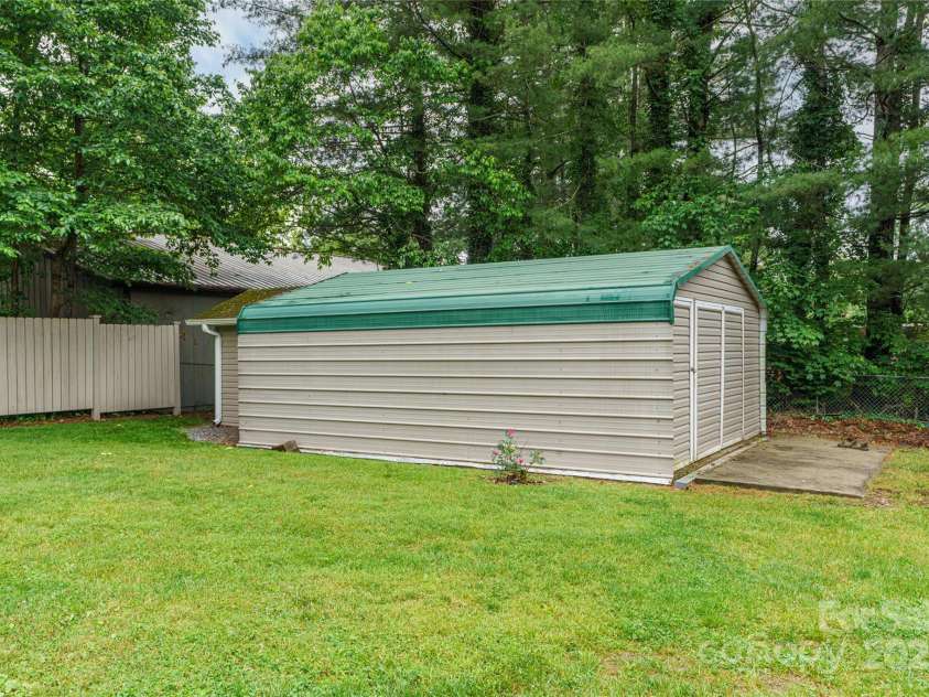 136 Ridgeway Avenue, Black Mountain, NC 28711.  MLS# CAR4259845, YatesRealty ID 16709. 