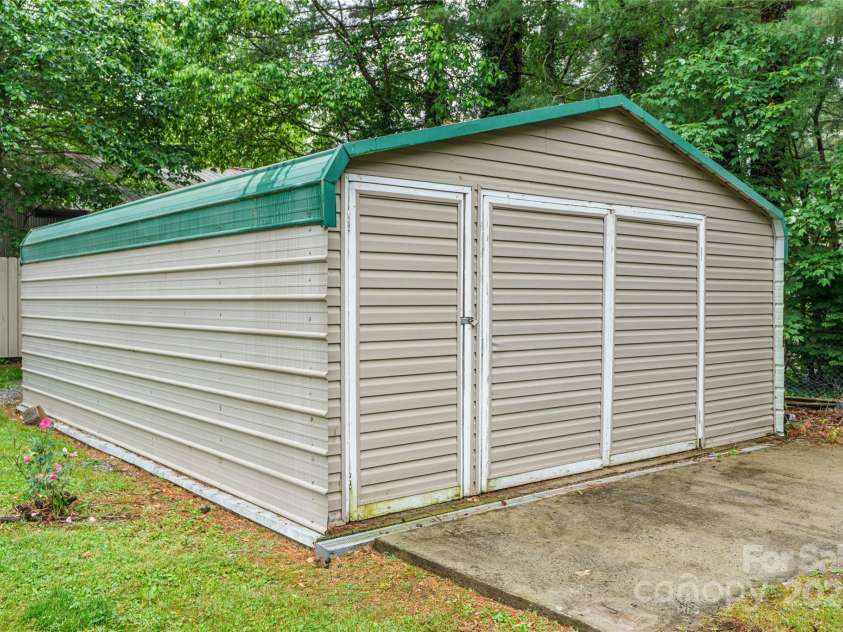 136 Ridgeway Avenue, Black Mountain, NC 28711.  MLS# CAR4259845, YatesRealty ID 16709. 