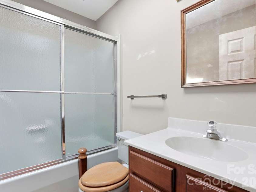 427 Wingfield Way, Brevard, NC 28712.  MLS# CAR4372461, YatesRealty ID 16709. Bathroom upstairs 