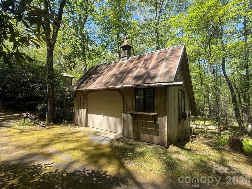 427 Wingfield Way, Brevard, NC 28712.  MLS# CAR4372461, YatesRealty ID 16709. Detached Garage 