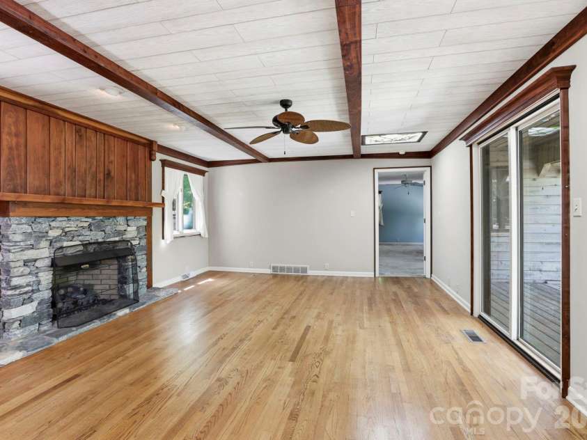 427 Wingfield Way, Brevard, NC 28712.  MLS# CAR4372461, YatesRealty ID 16709. Family Room 