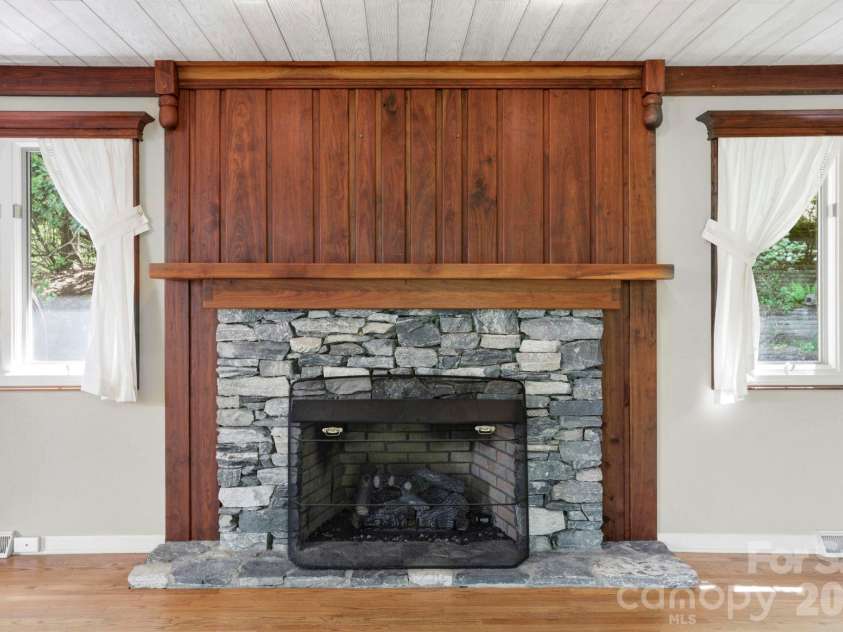 427 Wingfield Way, Brevard, NC 28712.  MLS# CAR4372461, YatesRealty ID 16709. Family Room 