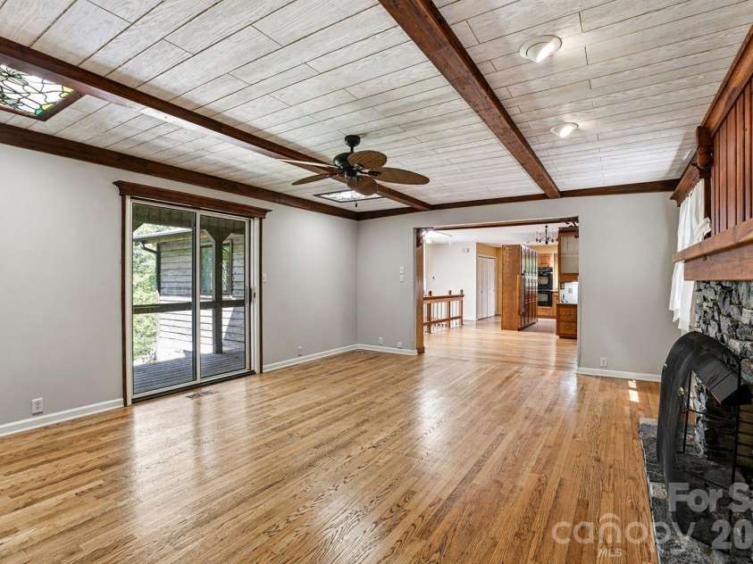 427 Wingfield Way, Brevard, NC 28712.  MLS# CAR4372461, YatesRealty ID 16709. Family Room 