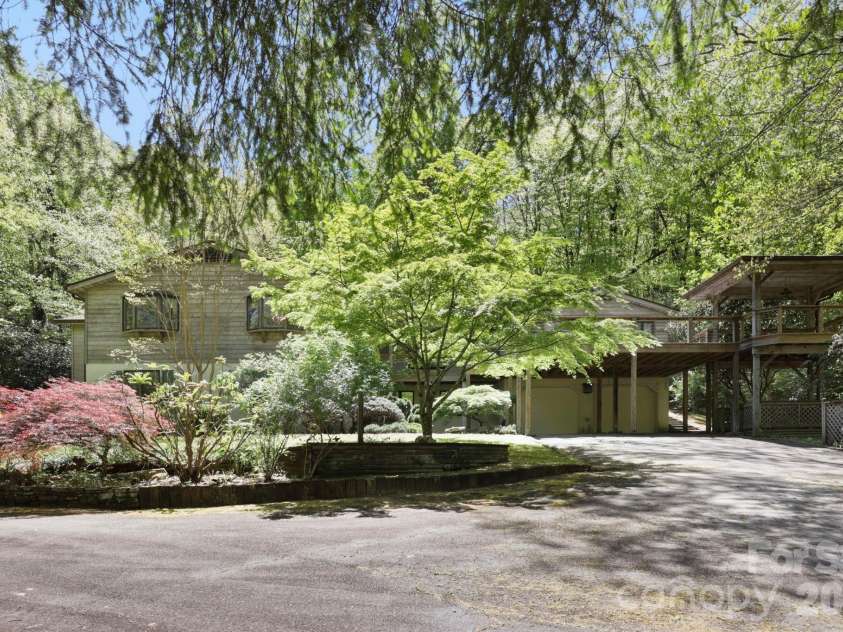 427 Wingfield Way, Brevard, NC 28712.  MLS# CAR4372461, YatesRealty ID 16709. Front of the home 