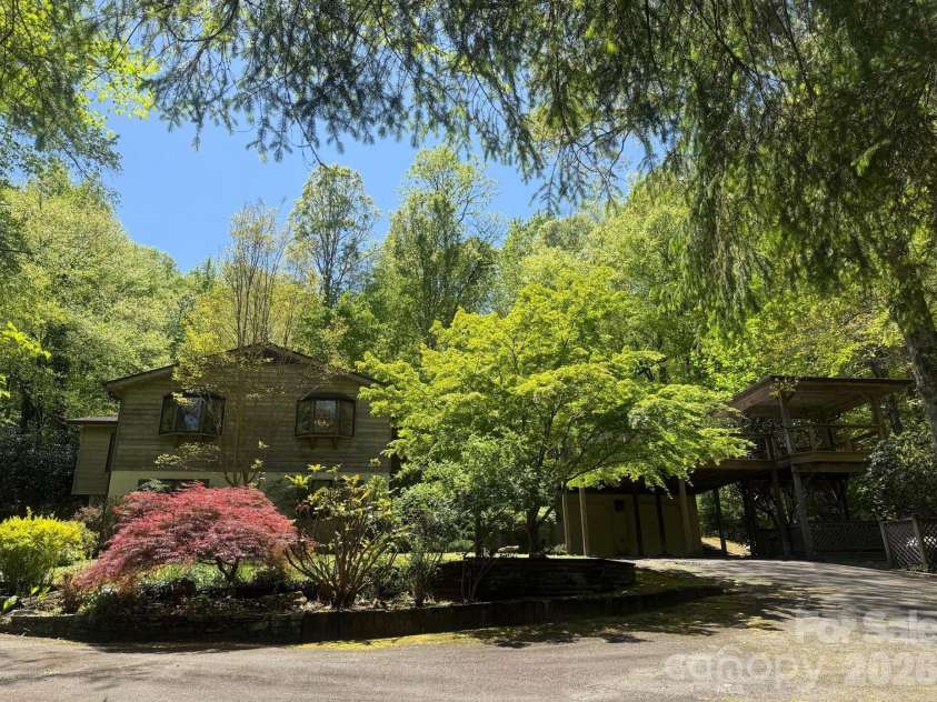 427 Wingfield Way, Brevard, NC 28712.  MLS# CAR4372461, YatesRealty ID 16709. Front view of the home 