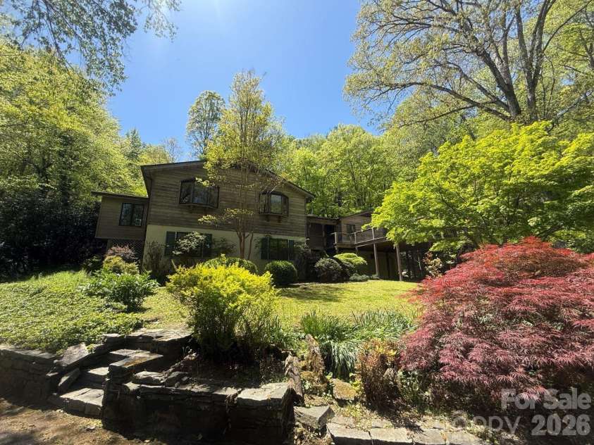 427 Wingfield Way, Brevard, NC 28712.  MLS# CAR4372461, YatesRealty ID 16709. Front view of the home 