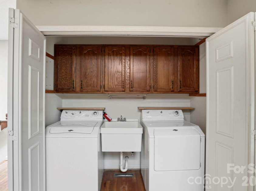 427 Wingfield Way, Brevard, NC 28712.  MLS# CAR4372461, YatesRealty ID 16709. Laundry on upper level 
