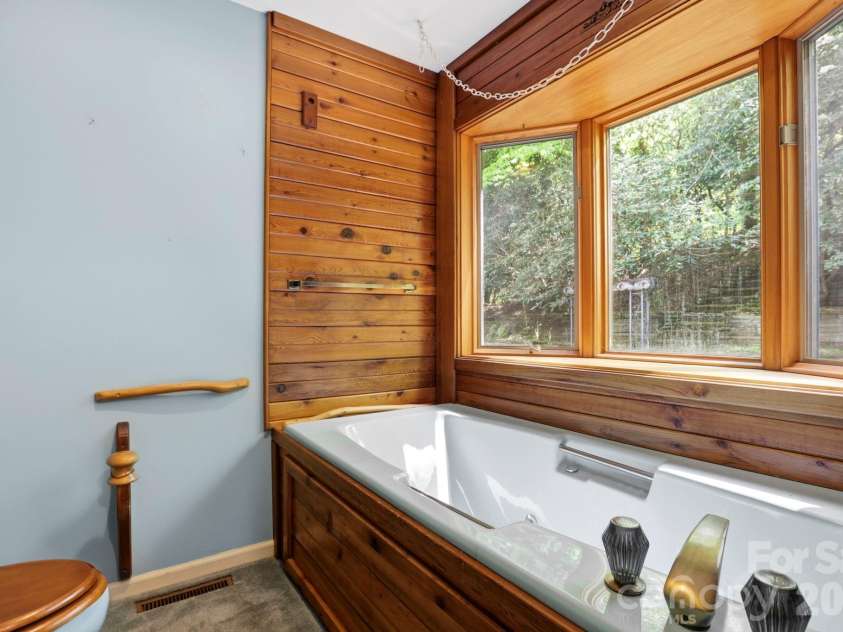 427 Wingfield Way, Brevard, NC 28712.  MLS# CAR4372461, YatesRealty ID 16709. Primary Bath 