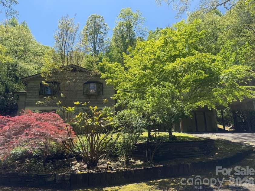 427 Wingfield Way, Brevard, NC 28712.  MLS# CAR4372461, YatesRealty ID 16709. Side front view of the home 