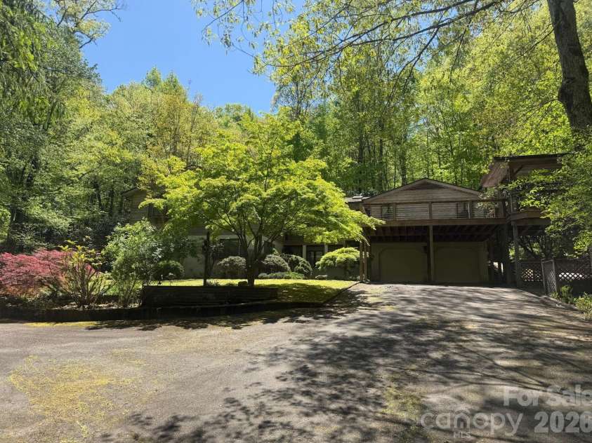 427 Wingfield Way, Brevard, NC 28712.  MLS# CAR4372461, YatesRealty ID 16709. View as you drive up 