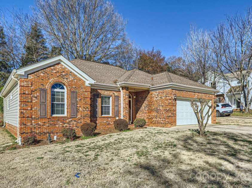 127 Lakewood Circle Drive, Mooresville, NC 28117.  MLS# CAR4224341, YatesRealty ID 16710. 