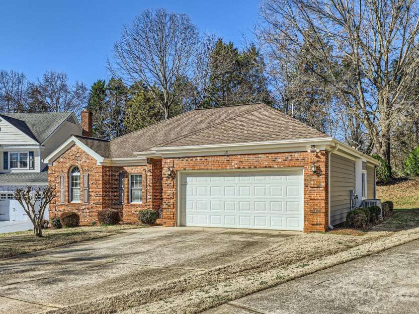 127 Lakewood Circle Drive, Mooresville, NC 28117.  MLS# CAR4224341, YatesRealty ID 16710. 